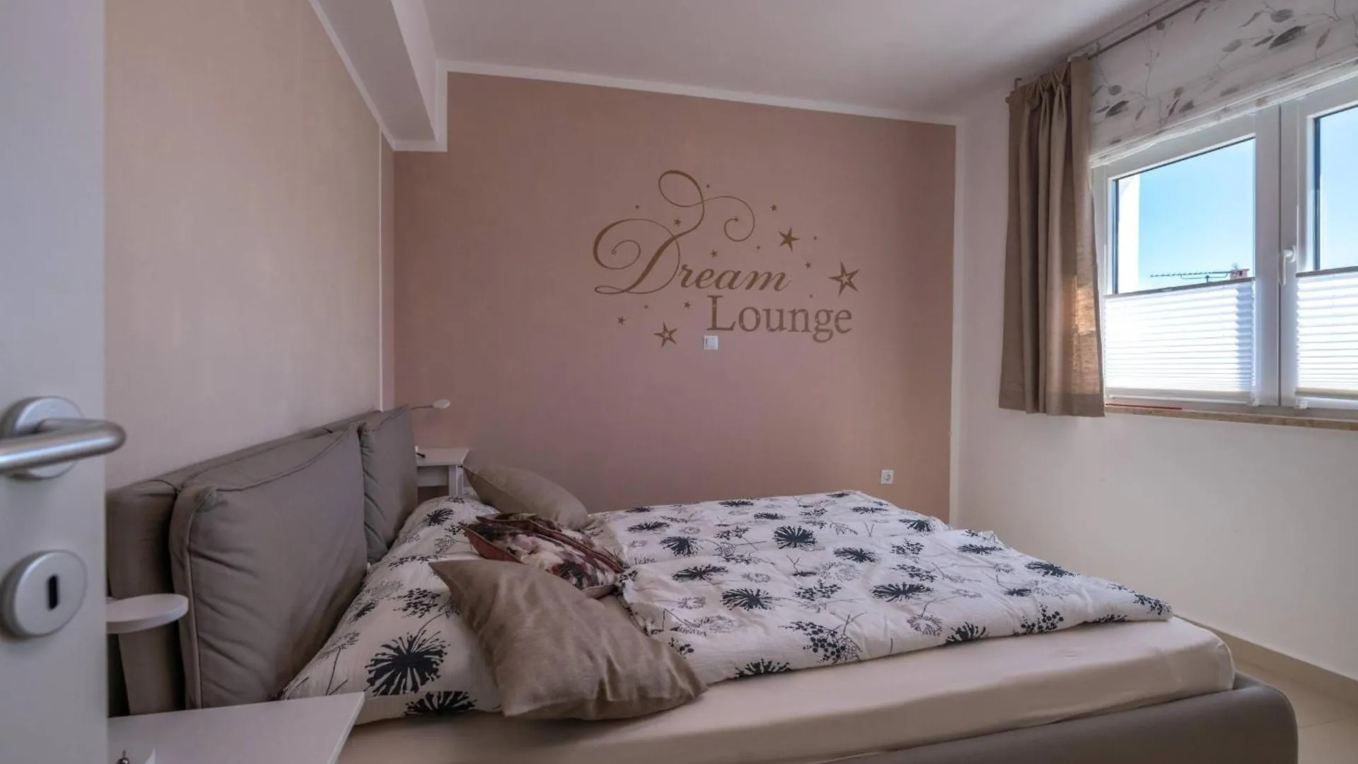 Apartment Dream Lounge Mit Meerblick Pula
